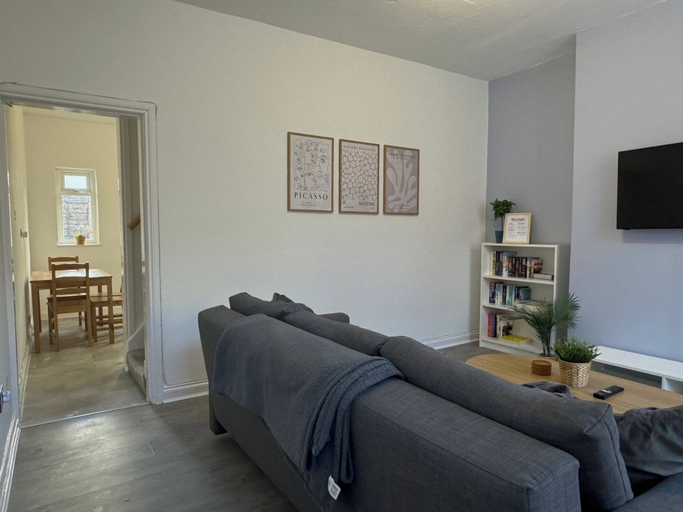 Living area 2, Modern Spacious 2 br House in Leigh, Free Parking, Wigan