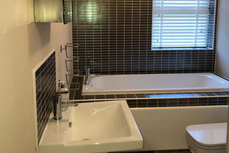 Bathroom, Sheffield Hillside Retreat, Sheffield