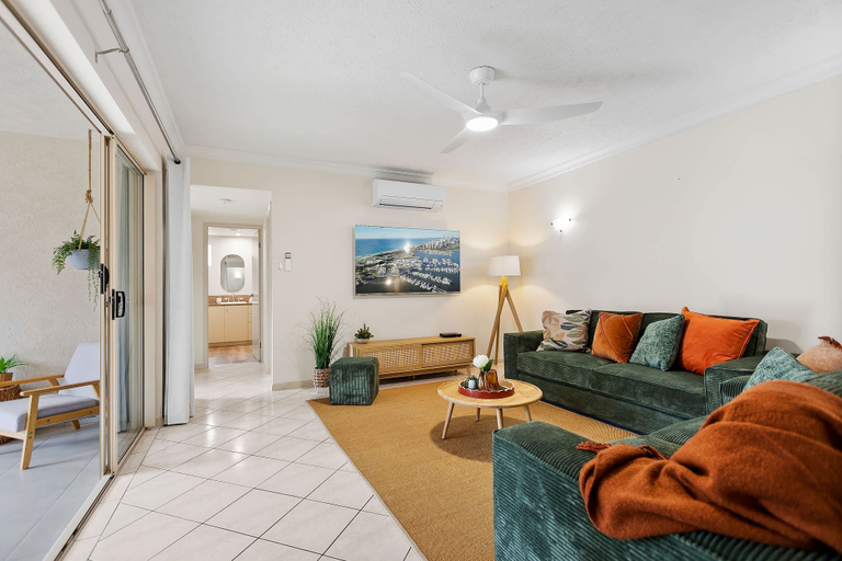 Room 3, Lakeside Luxe Retreat - Pool View BBQ Spa Bath, Cairns