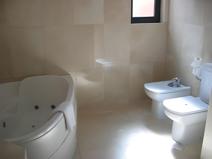 Bathroom 3, Hotel Dona Urraca, Zamora