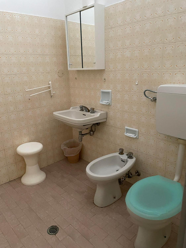 Bathroom 5, Paper moon, Rimini