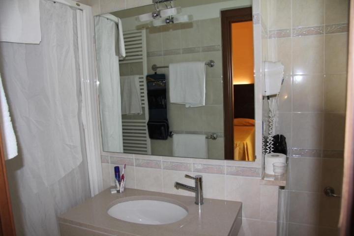 Bathroom 4, Hotel Dei Tigli, Lucca