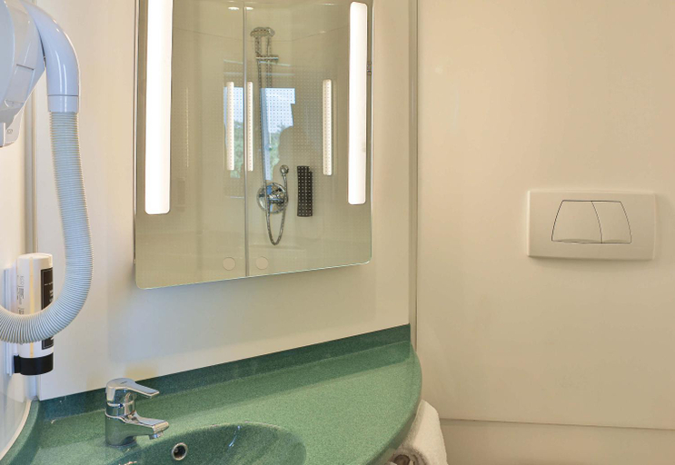 Bathroom 4, B&B HOTEL Les Sables-d'Olonne Centre Gare, Vendée