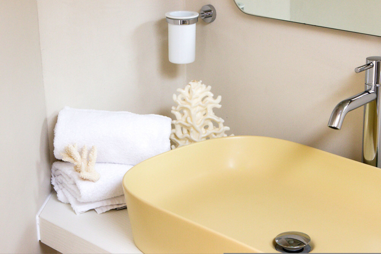 Room 4, Marina Homes Suite in Syracuse, Syracuse
