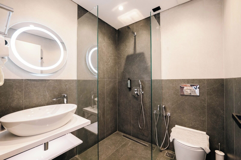 Bathroom 4, Hotel Portanova, Sarandës