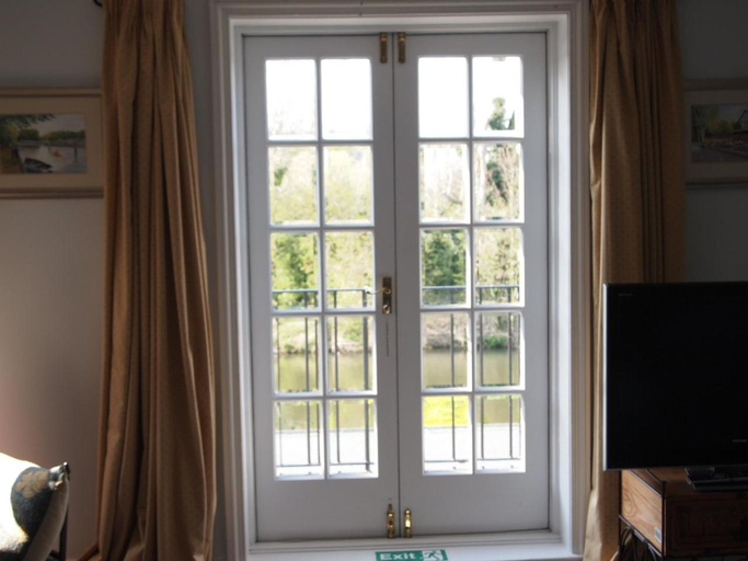 Others 4, The Weir Hotel, Surrey