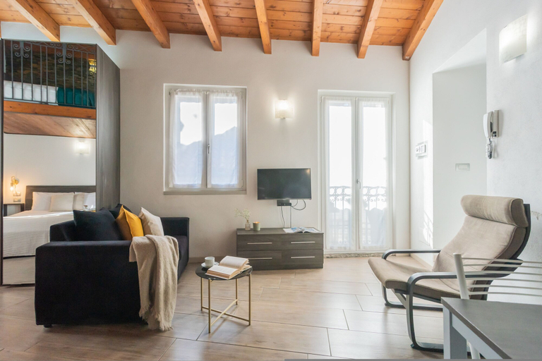 Room 4, Domus 4 in Como in Como, Como