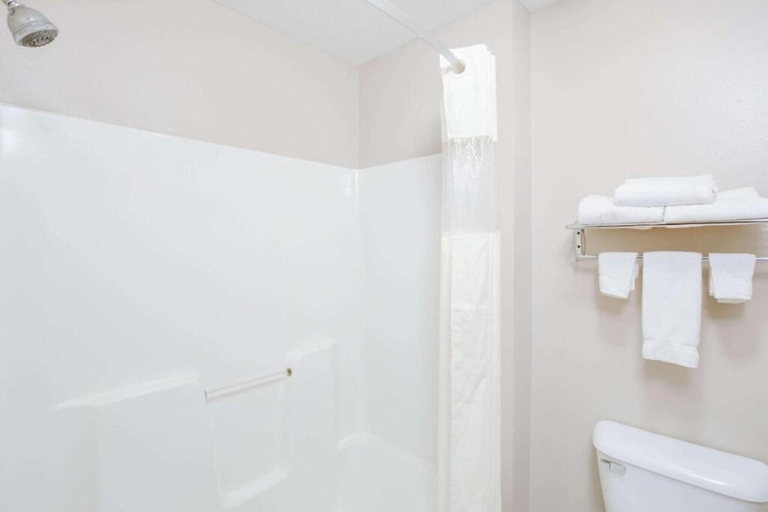 Bathroom 4, Super 8 by Wyndham Jackson MN, Jackson