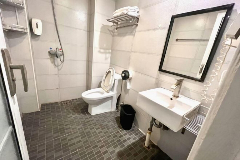 Bathroom, Lazy Gaga Youth Hostel, Guangzhou