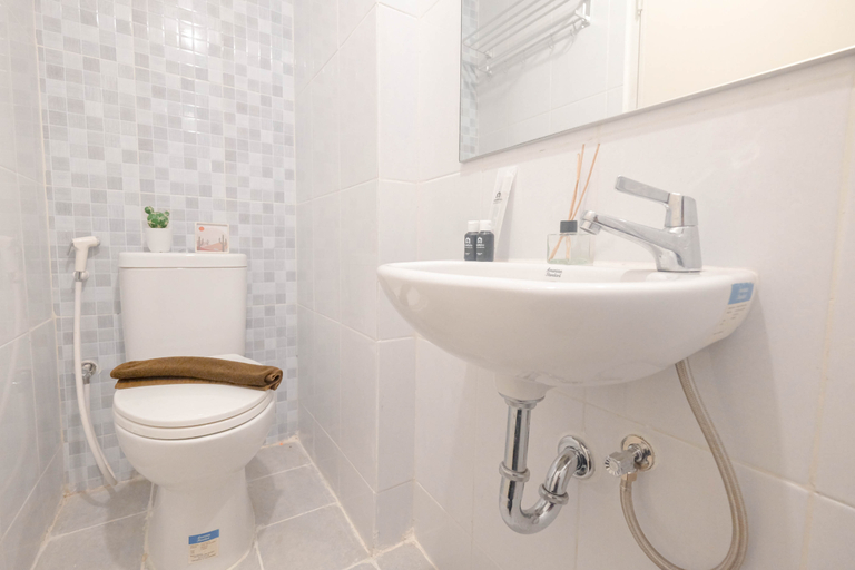 Bathroom 5, Modern Soft Minimalist Studio at Tokyo Riverside PIK 2 Apartment By Travelio, Tangerang