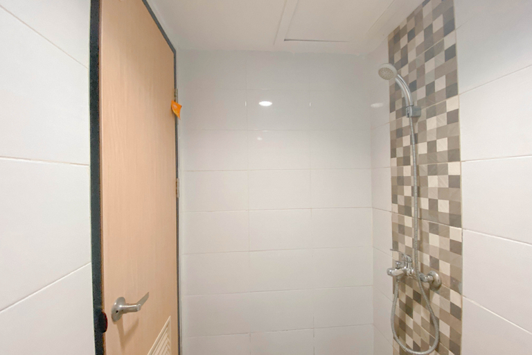 Bathroom 5, Warm Minimalist Studio Apartment The Alton By Travelio, Semarang