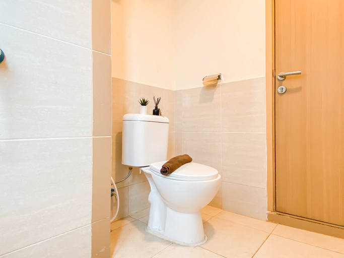 Bathroom 5, Good Deal 2BR at Meikarta Apartment By Travelio, Cikarang