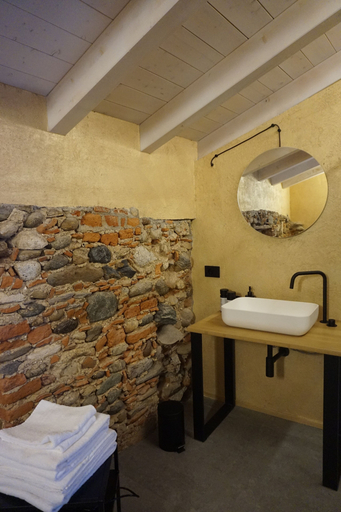 Bathroom 5, Decanter House, Novara