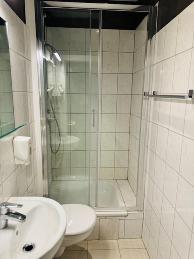 Bathroom 3, Hotel Charlton, Region Hannover