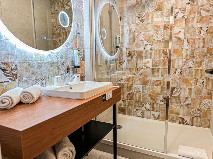 Bathroom, Logis Hotel Arcalod - Grand Parc, Haute-Savoie