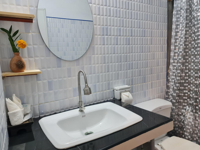 Bathroom 4, Mookboonchu Guest House, Kohmook, Trang, Kantrang