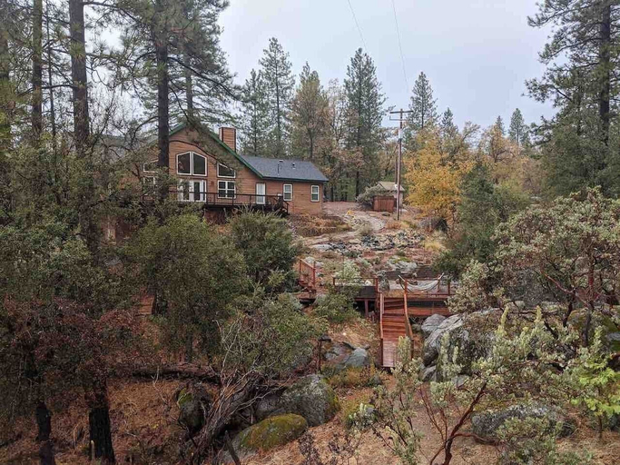 Room 5, Red Tail Retreat in Mariposa, Mariposa