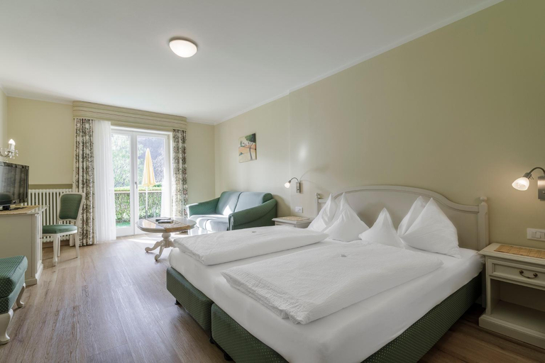 Bedroom 2, Hotel Mitlechnerhof, Bolzano