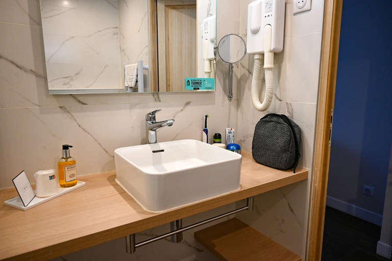 Bathroom 3, Logis Clermotel Hotel & Restaurant, Oise