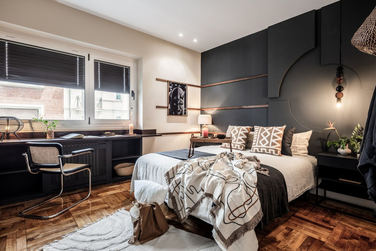 Room 5, Logo - 2 Bedrooms in Salamanca, Madrid