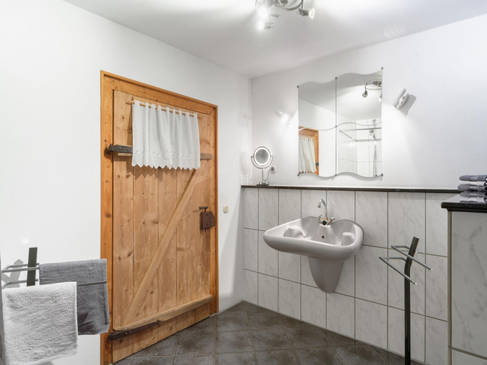 Bathroom 3, Spacious Retreat with Garden, Celle