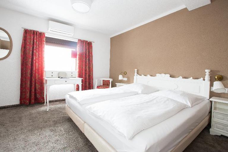 Bedroom 2, Boutique Hotel Goldhahn, Ostalbkreis
