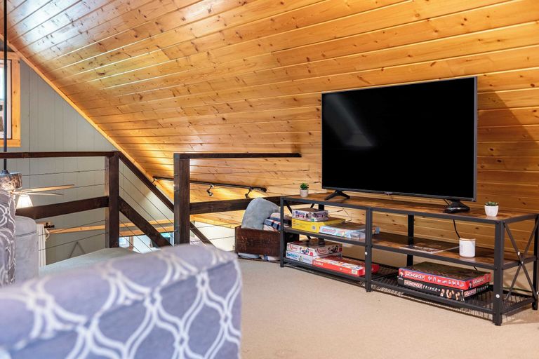 Others 5, Arrowhead Lake Retreat by Avantstay Shared Pool, Game Room, Firepit, Monroe