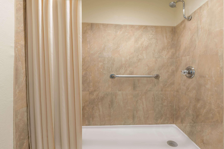 Bathroom 4, Knights Inn Slaton, Lubbock