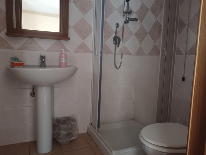 Bathroom 2, Hotel Sirios, Foggia