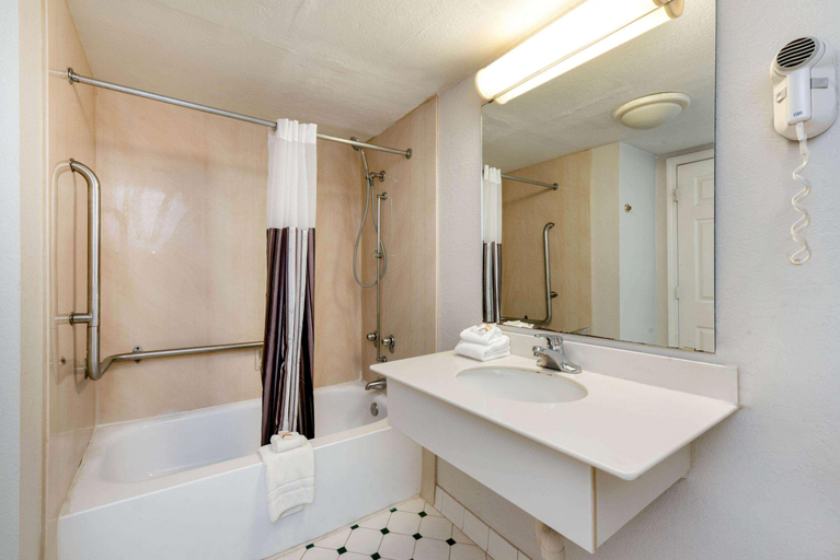 Bathroom 4, La Quinta Bossier City, Bossier