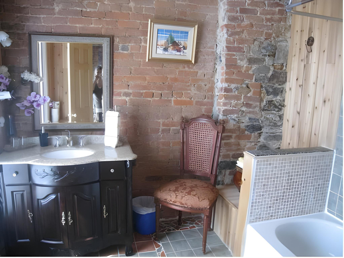 Bathroom 2, Castel d'Amerique Francaise, Communauté-Urbaine-de-Québec