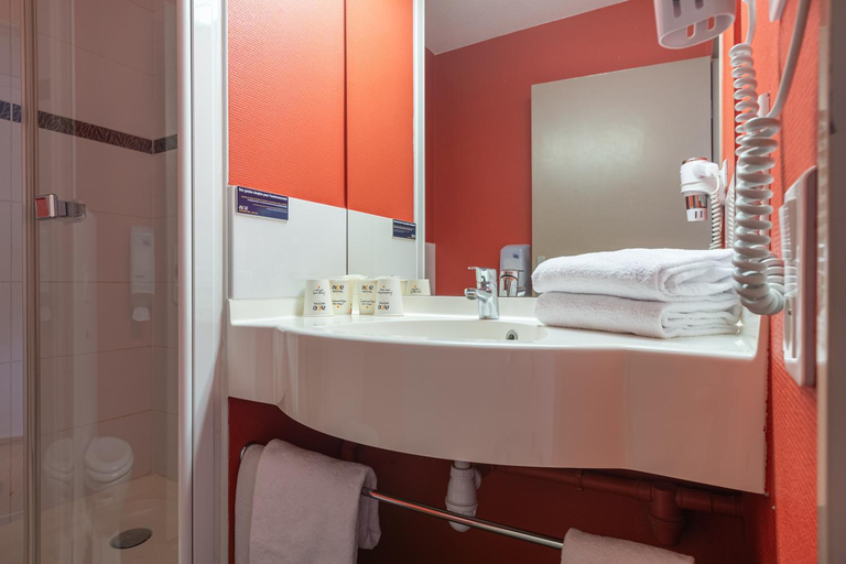 Bathroom 2, Ace Hotel Chateauroux Deols, Indre