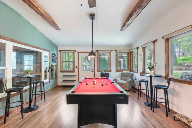 Food & Drinks 5, Arrowhead Lake Retreat by Avantstay Shared Pool, Game Room, Firepit, Monroe