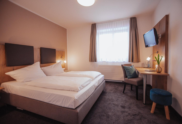 Bedroom 3, Hotel am Hachinger Bach by Blattl, München
