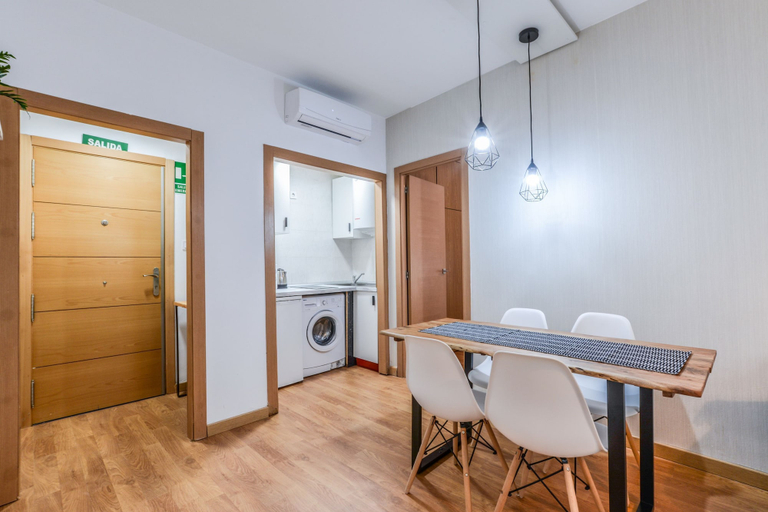 Room 5, C Plaza de Espa a 3A, Madrid