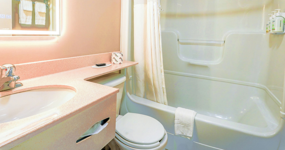 Bathroom 4, Super 8 by Wyndham Kingston, Frontenac