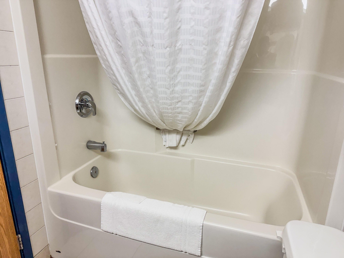 Bathroom 4, Super 8 by Wyndham High River, Division No. 6