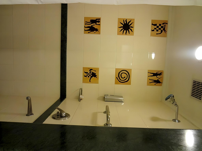 Bathroom 4, Lemon Tree Hotel Ahmedabad, Ahmadabad
