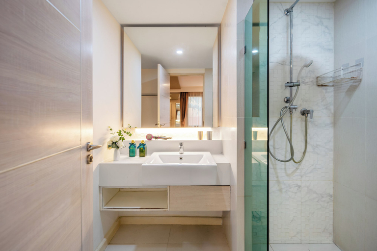 Bathroom, Seven Seas Condo Resort steps to Beach, Pattaya