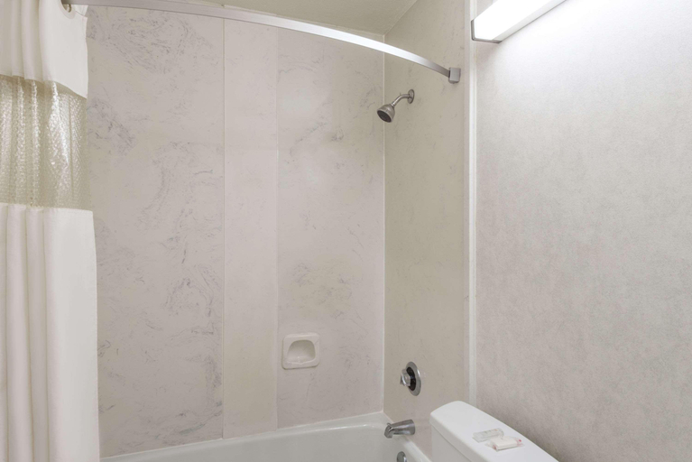 Bathroom 4, Howard Johnson by Wyndham Hartford South – Rocky Hill, Hartford