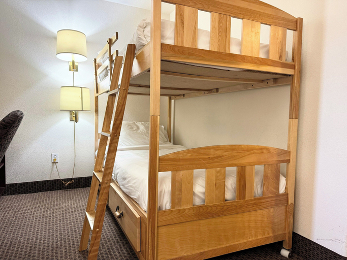 Bedroom 3, Super 8 by Wyndham High River, Division No. 6