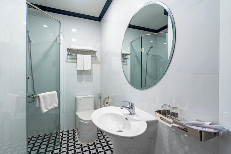 Bathroom 5, La Paz Resort, Hạ Long