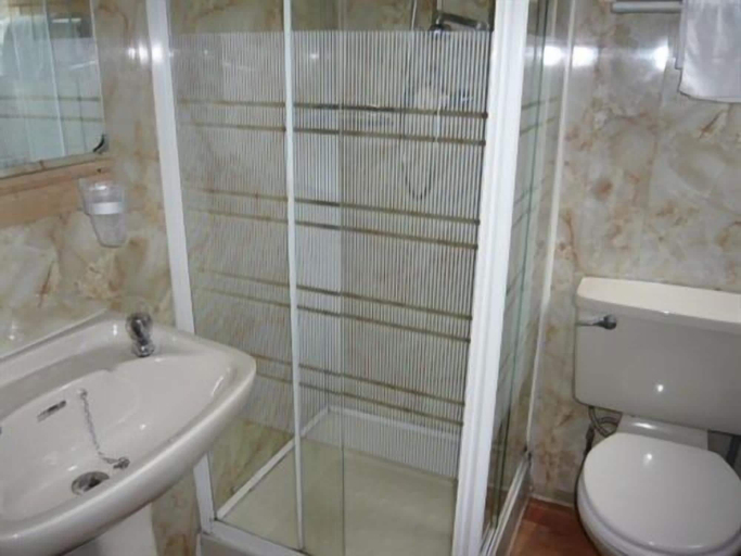 Bathroom 3, Dutchman Hotel, Blackpool