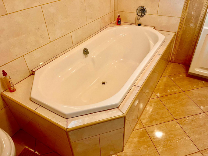 Bathroom 4, 27A on Angus, Ekurhuleni