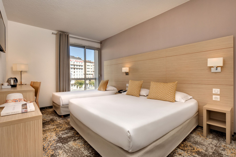 Bedroom 2, Mediterranee Hotel, Hautes-Pyrénées