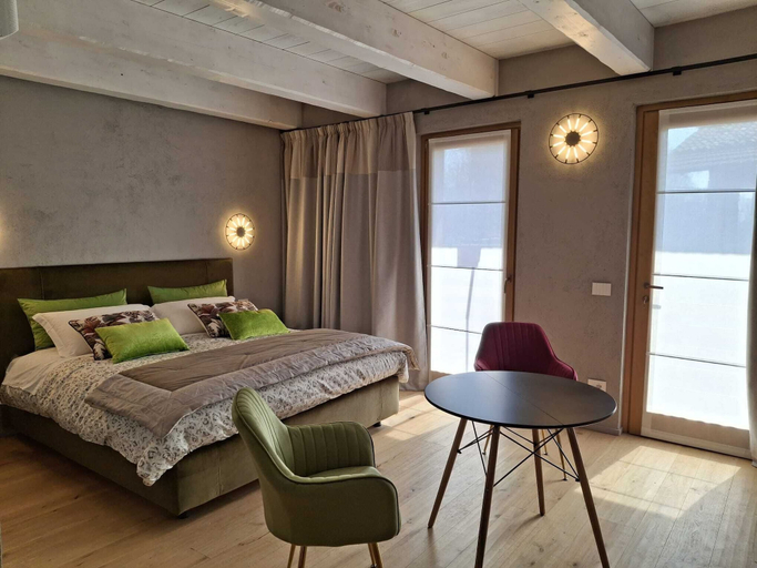Bedroom 2, Decanter House, Novara