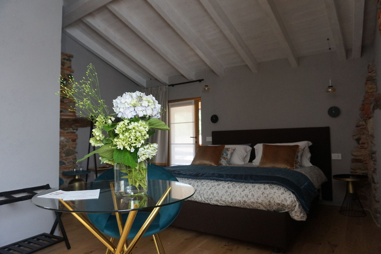 Bedroom 2, Decanter House, Novara