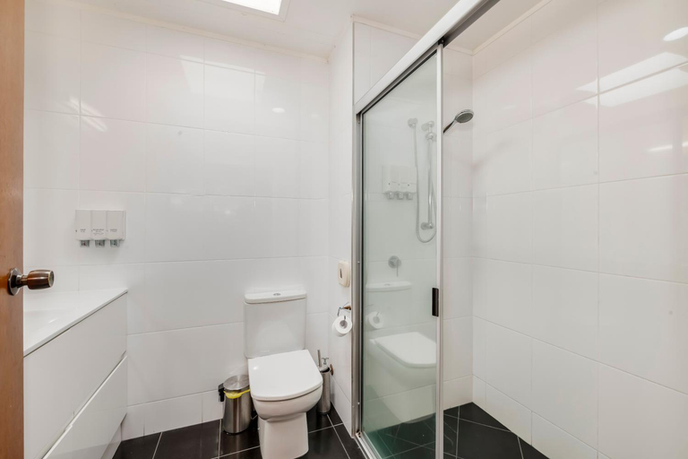 Bathroom 5, Bundaberg International Motor Inn, Bundaberg