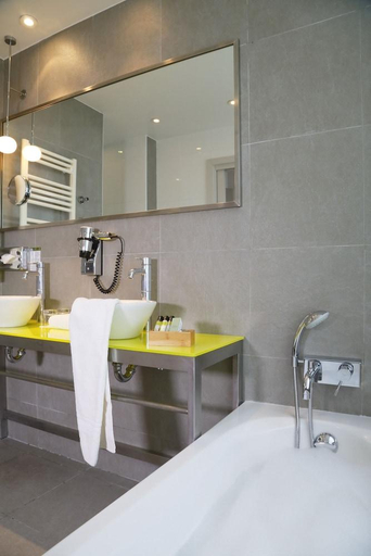 Bathroom 5, Hotel Napoleon, Alpes-Maritimes