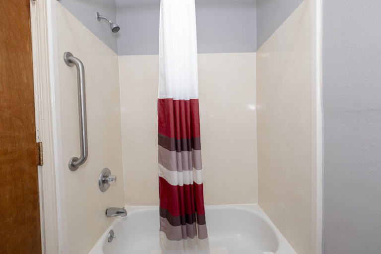 Bathroom 4, Rodeway Inn, Rankin